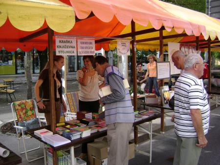 Stojnica s knjigami na prazniku občine Sežana, 25. avgust 2007.